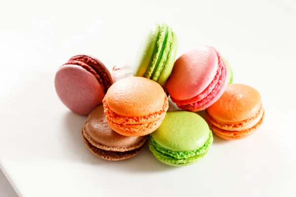 Franska macaroons på vit — Stockfoto