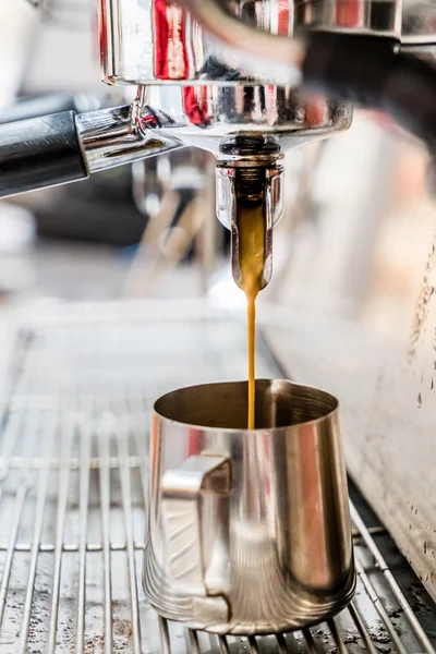 Barista fare il caffè — Foto Stock