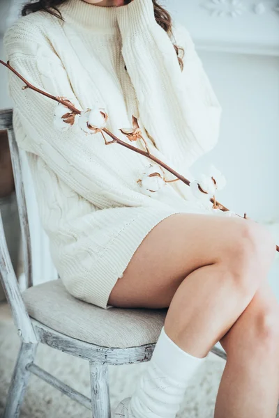綿の花を持つ女性 — ストック写真