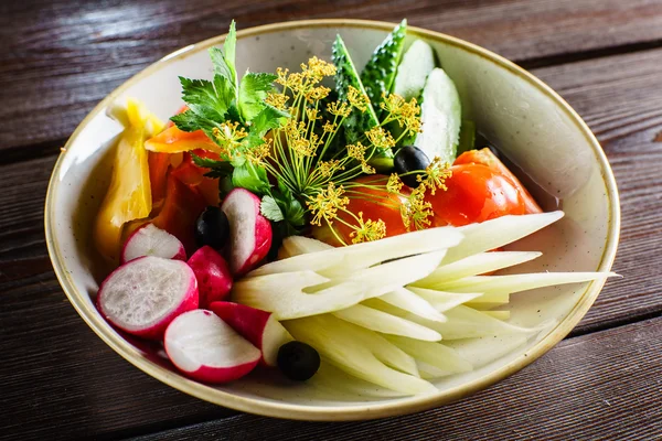 Verduras frescas en plato — Foto de Stock