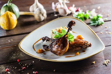 Tabakta kızarmış ördek.