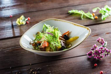 ahşap masa salataya