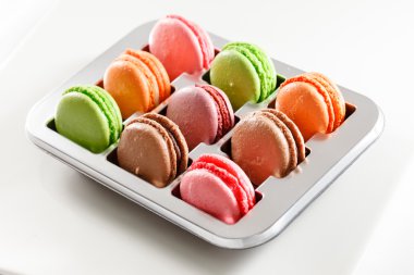 Plaka üzerinde Fransızca macaroons