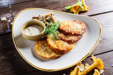 Patatesli gözleme ve mantar.