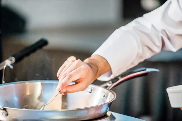 Cocina freír comida en la sartén — Foto de Stock