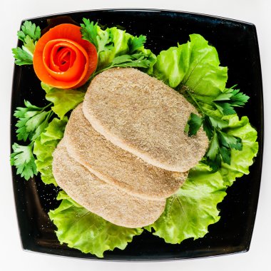 Yeşil salata üzerinde ham Beşamel sos