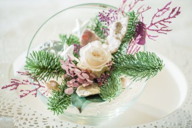 Beyaz üzerine noel süslemesi