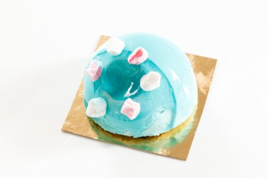 beyaz üzerine süslü pasta