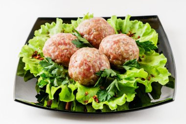 Yeşil salata ile çiğ köfte