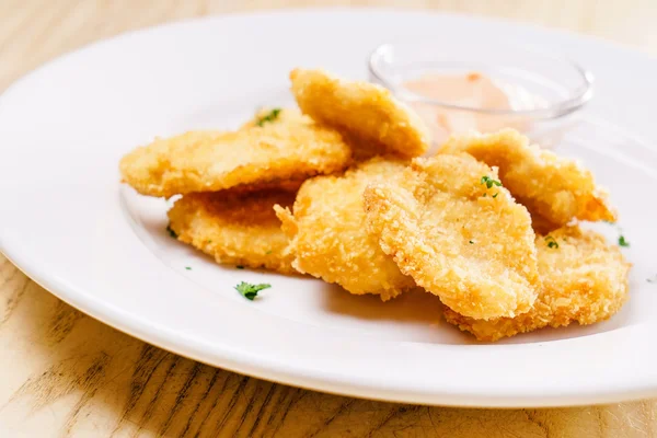 Kyckling nuggets med sås — Stockfoto