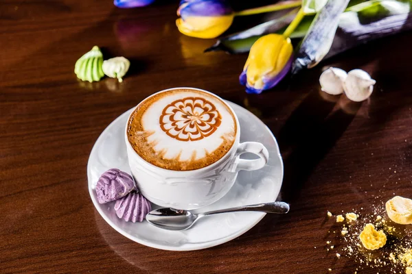 Tasse Cappuccino mit Blumen — Stockfoto