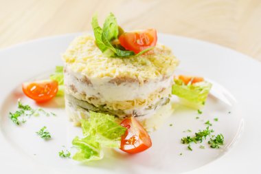 Plaka üzerinde katmanlı salata