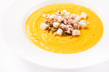 Beyaz üzerine balkabağı çorbası