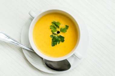 Beyaz üzerine balkabağı çorbası