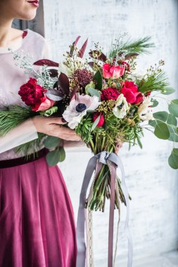 Çiçekli güzel bir kadın.