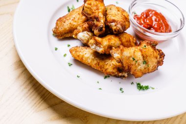 Lezzetli kızarmış tavuk sosu ile