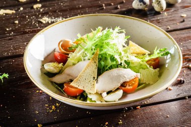 Yumurta ile lezzetli Sezar salatası