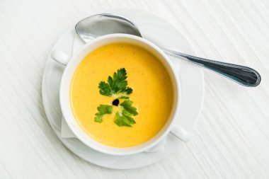 Beyaz üzerine balkabağı çorbası