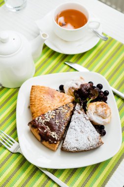 çizgili yeşil çay saati