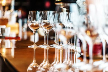 Tablo bar üzerinde ayaklı büyük kadehler