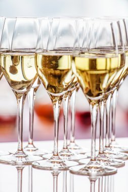 Tablo bar üzerinde ayaklı büyük kadehler