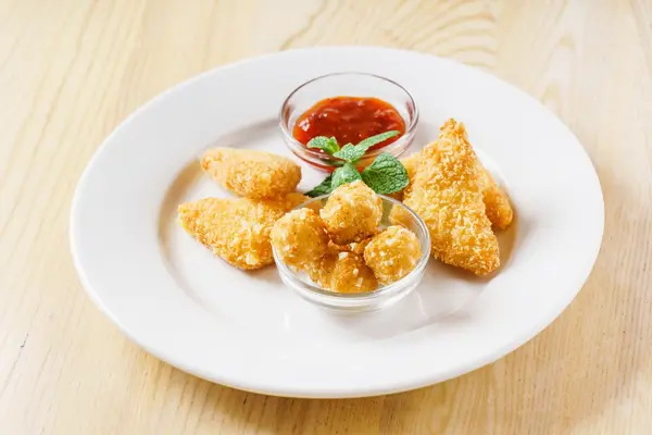 Mozzarella frite sur assiette — Photo