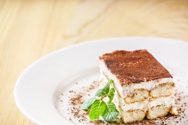 Bolo Tiramisu com hortelã — Fotografia de Stock