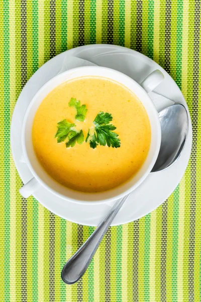 Гарбузовий суп на білому — стокове фото