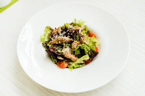 Salată gustoasă cu carne pe farfurie — Fotografie, imagine de stoc