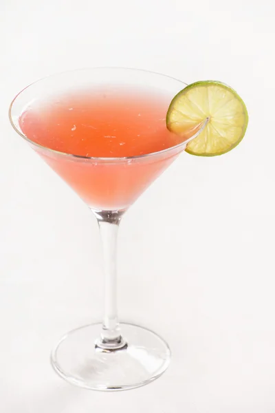 Smakelijke cocktail op wit — Stockfoto
