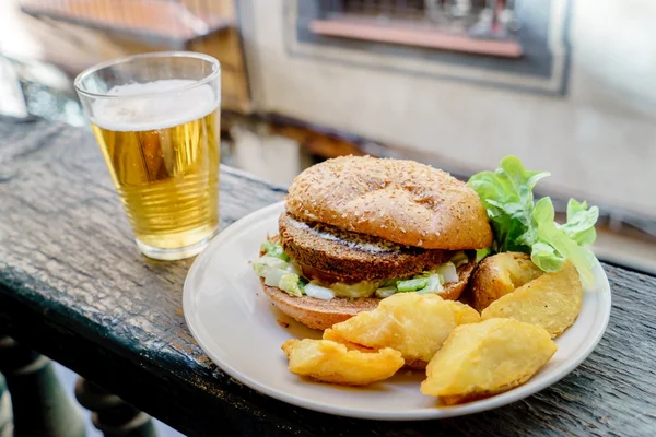 Sabrosa hamburguesa con vaso de cerveza —  Fotos de Stock