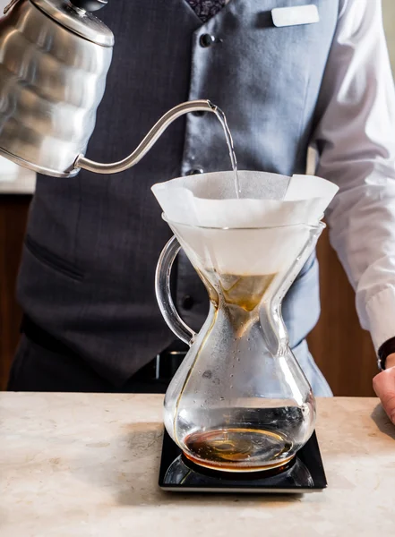 Mannelijke barista koffie maken — Stockfoto