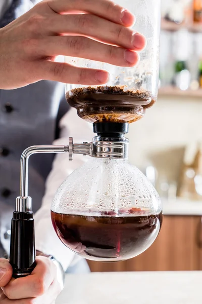 Masculino barista fazendo café — Fotografia de Stock