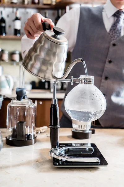 Mannelijke barista koffie maken — Stockfoto