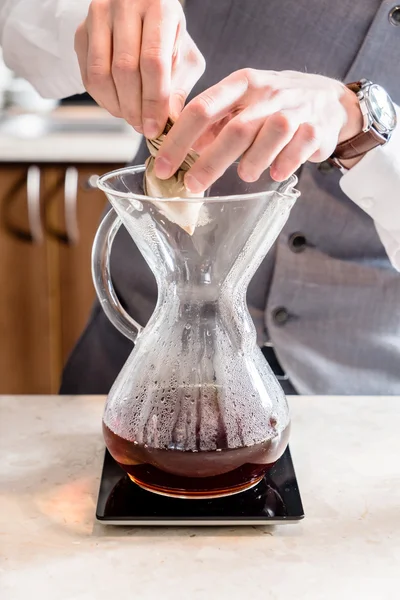 Mannelijke barista koffie maken — Stockfoto