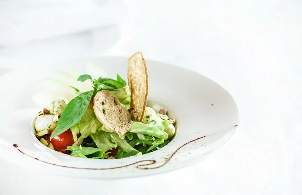 Зеленый салат на тарелке — стоковое фото