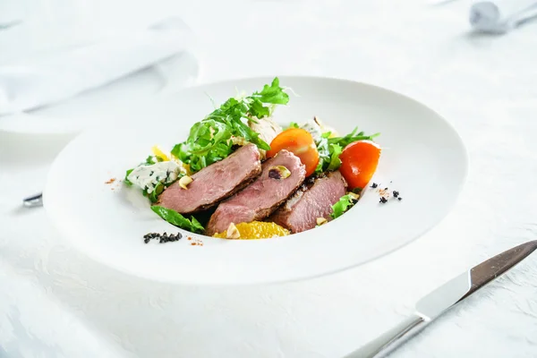 Marhahús saláta tányéron — Stock Fotó