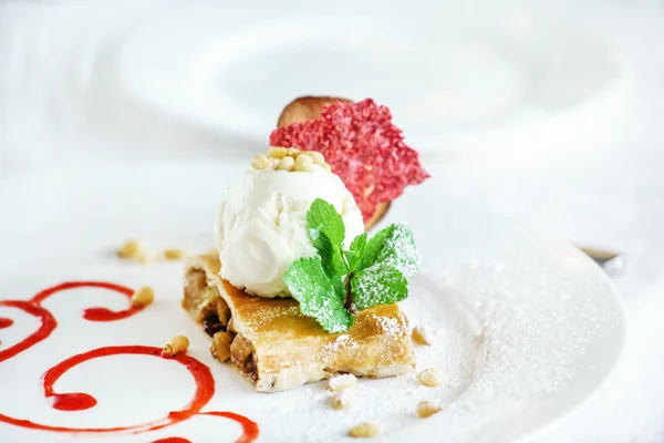 Strudel aux pommes avec crème glacée — Photo