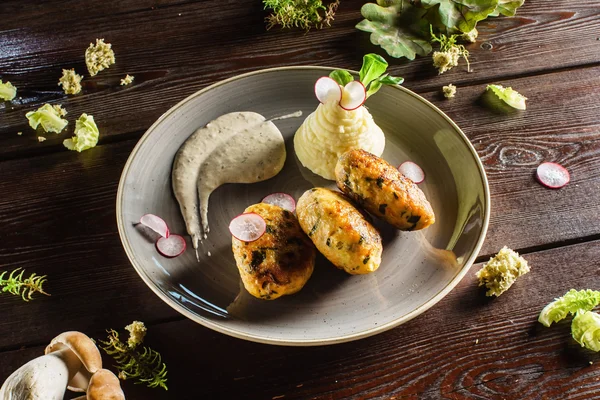 Schnitzel mit Kartoffelpüree — Stockfoto