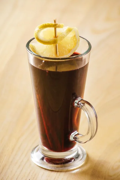 Mulled wine with lemon in glass — Stock Photo, Image