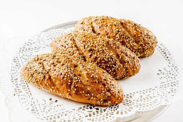 Kepekli ekmek plaka üzerinde — Stok fotoğraf