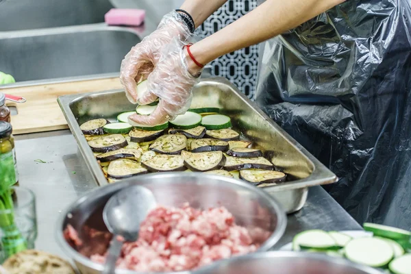 Chef fazendo moussaka — Fotografia de Stock