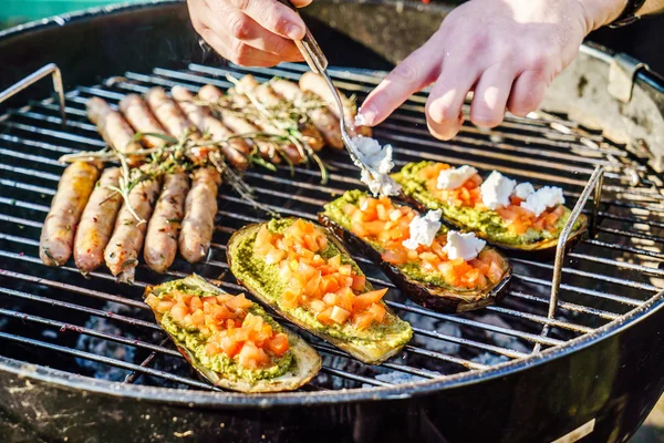 Chef masculino preparando comida a la parrilla — Foto de Stock