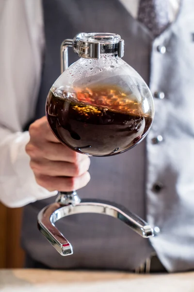 Männlicher Barista beim Kaffeekochen — Stockfoto