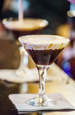 kahve masada kokteyl