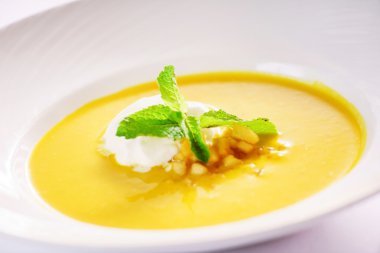 Beyaz üzerine balkabağı çorbası