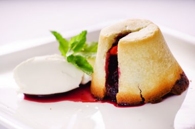 Noel tatlısı tabakta