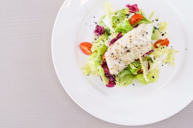 sebze salatası ile balık
