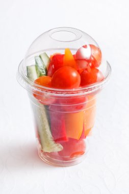 beyaz üzerine sebze yemek