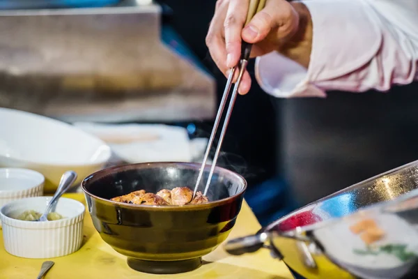 Professionele chef-kok op het werk — Stockfoto